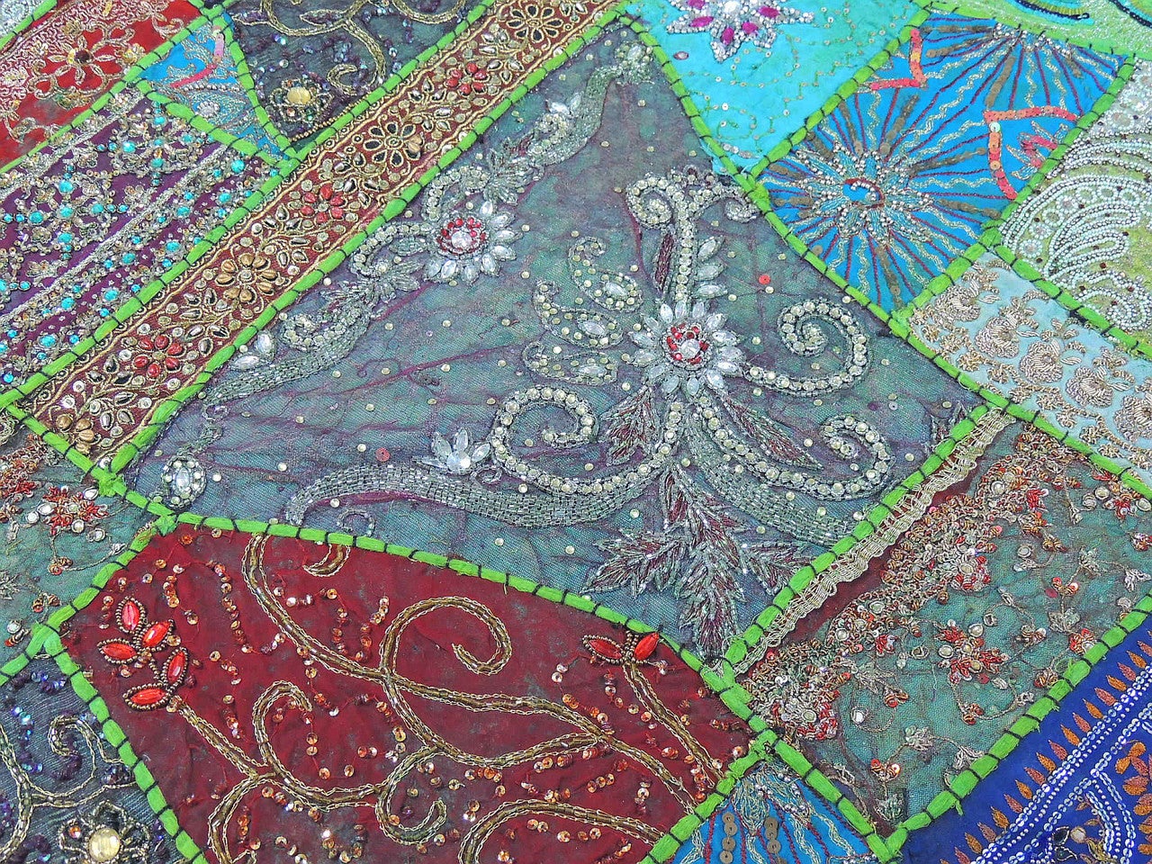 Queen size Green Indian Patchwork Bedding Set with Matching Pillows Shams-Jaipur Handloom